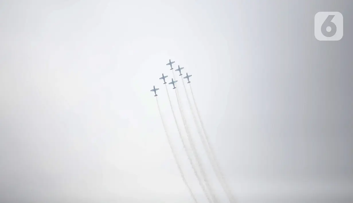 Penampilan atraksi Jupiter Aerobatic saat perayaan HUT ke-77 TNI di Jakarta, Rabu (5/10/2022). Kegiatan yang diikuti oleh seluruh kesatuan jajaran TNI ini dalam rangka menyambut HUT ke-77 TNI. (Liputan6.com/Faizal Fanani)