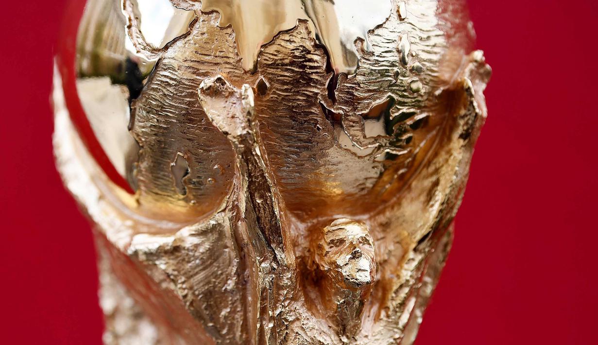 Detail trofi Piala Dunia FIFA 2018 selama FIFA World Cup Trophy Tour di Paris (20/3). Piala Dunia 2018 diselenggarakan 14 Juni dan 15 Juli 2018 di Rusia. (AFP Photo/Franck Fife)