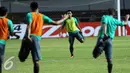 Pemain Timnas Indonesia, Andik Vermansyah (kedua kanan) melakukan pemanasan saat latihan jelang laga pertama semifinal Piala AFF 2016 di Stadion Pakansari, Bogor (2/12). Indonesia akan berlaga lawan Vietnam, Sabtu (3/12). (Liputan6.com/Helmi Fithriansyah)