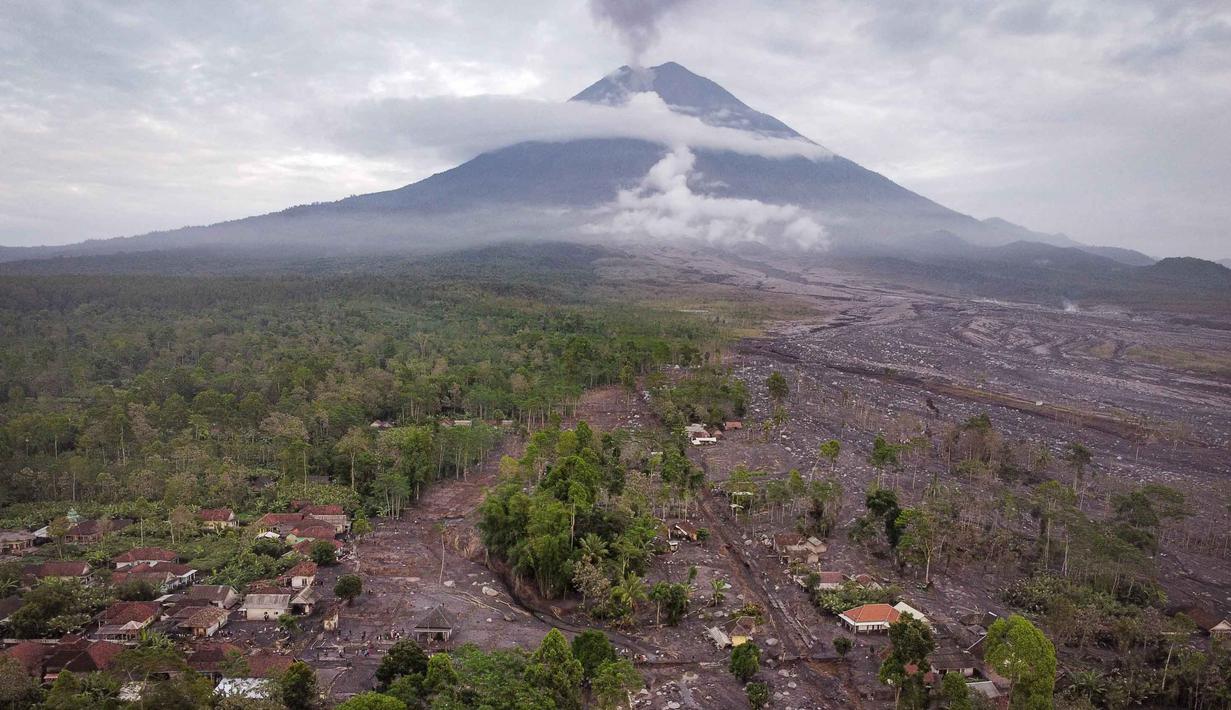 Awan panas guguran (APG) dari Gunung Semeru meluncur hingga sejauh 14 kilometer, melewati Jembatan Gladak Perak dan mencapai daerah Besuk Kobokan. Tampak foto udara memperlihatkan kawasan permukiman yang hancur akibat aliran piroklastik selama letusan Gunung Semeru di Desa Supiturang, Lumajang, Jawa Timur pada Kamis 20 November 2025. (Agus Harianto/AFP)
