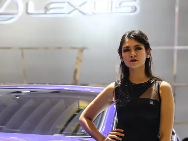 Model berdiri di samping mobil Lexus saat pameran otomotif Gaikindo Indonesia International Auto Show (GIIAS) di ICE BSD, Tangerang Selatan, (11/08). GIIAS 2016 dimeriahkan oleh 361 booth pameran. (Liputan6.com/Fery Pradolo)