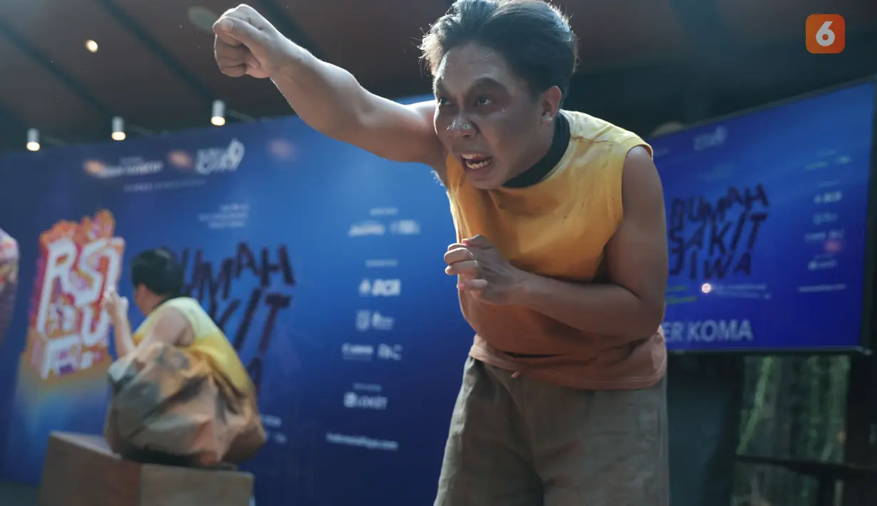 Sejumlah pemain Teater Koma menampilkan adegan pementasan Rumah Sakit Jiwa di Jakarta, Jumat (10/7/2026). Lakon yang pertama kali dipentaskan 35 tahun lalu itu kembali diproduksi dan akan dipentaskan pada 30 Juli hingga 2 Agustus 2026 di Graha Bhakti Budaya, Taman Ismail Marzuki. Pementasan tersebut mengangkat isu kemanusiaan, relasi kuasa, dan dinamika sosial yang tetap relevan dengan kehidupan masyarakat saat ini. (KLY/Budy Santoso)