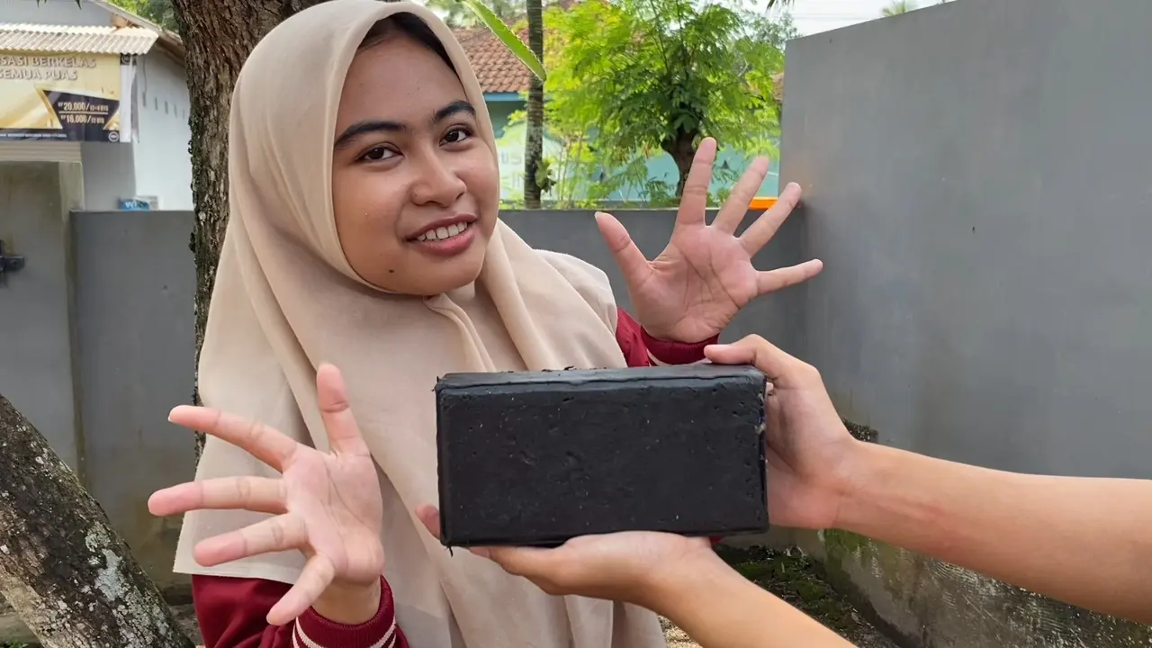 Hasil paving dari limbah sampah plastik karya mahasiswa universitas Muhammadiyah Jember (Istimewa)