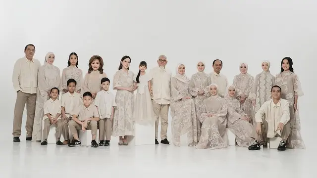 6 Pemotretan Shandy Aulia Bersama Keluarga Besar Muslim, Rukun di Tengah Perbedaan