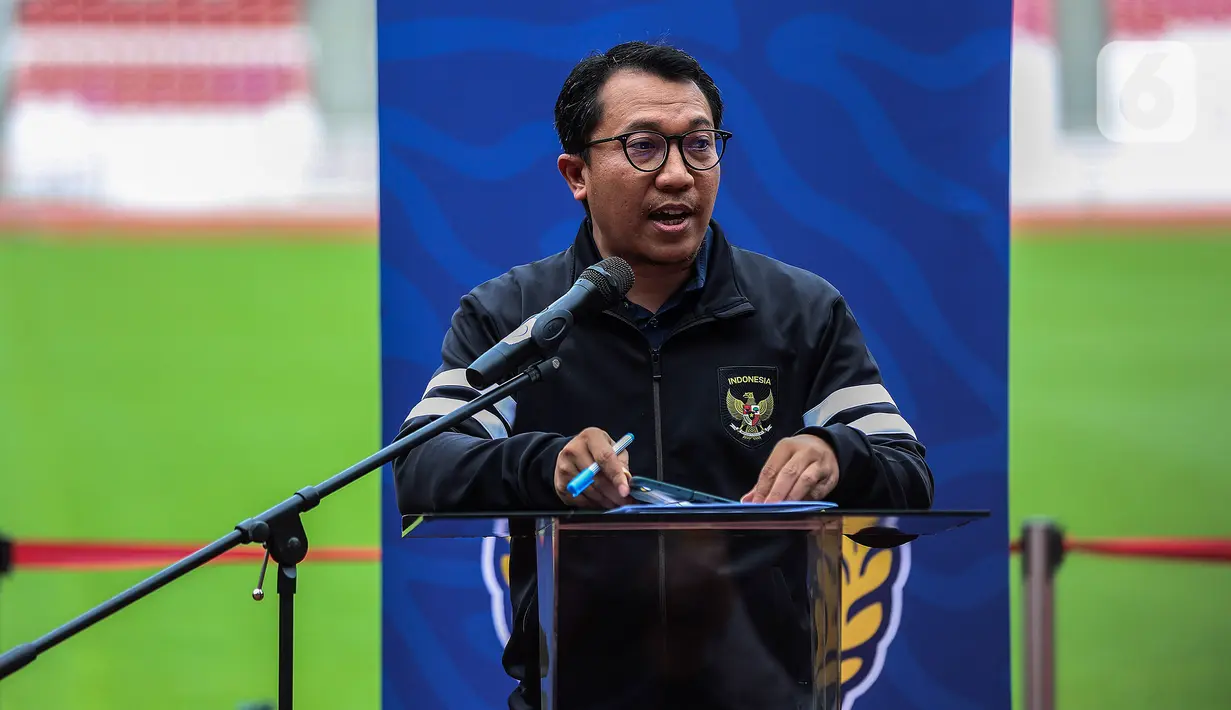 Ketua Komite Pemilihan PSSI Amir Burhanuddin mengumumkan sejumlah nama calon ketua dan wakil ketua PSSI di Stadion Gelora Bung Karno (SUGBK), Jakarta, Selasa (31/1/2023). Ada 5 calon Ketum PSSI yang telah memenuhi syarat yaitu La Nyalla Mattalitti, Arif Putra Wicaksono, Deni Setiabudi, Erick Thohir, dan Fary Djemy Francis. (Liputan6.com/Johan Tallo)