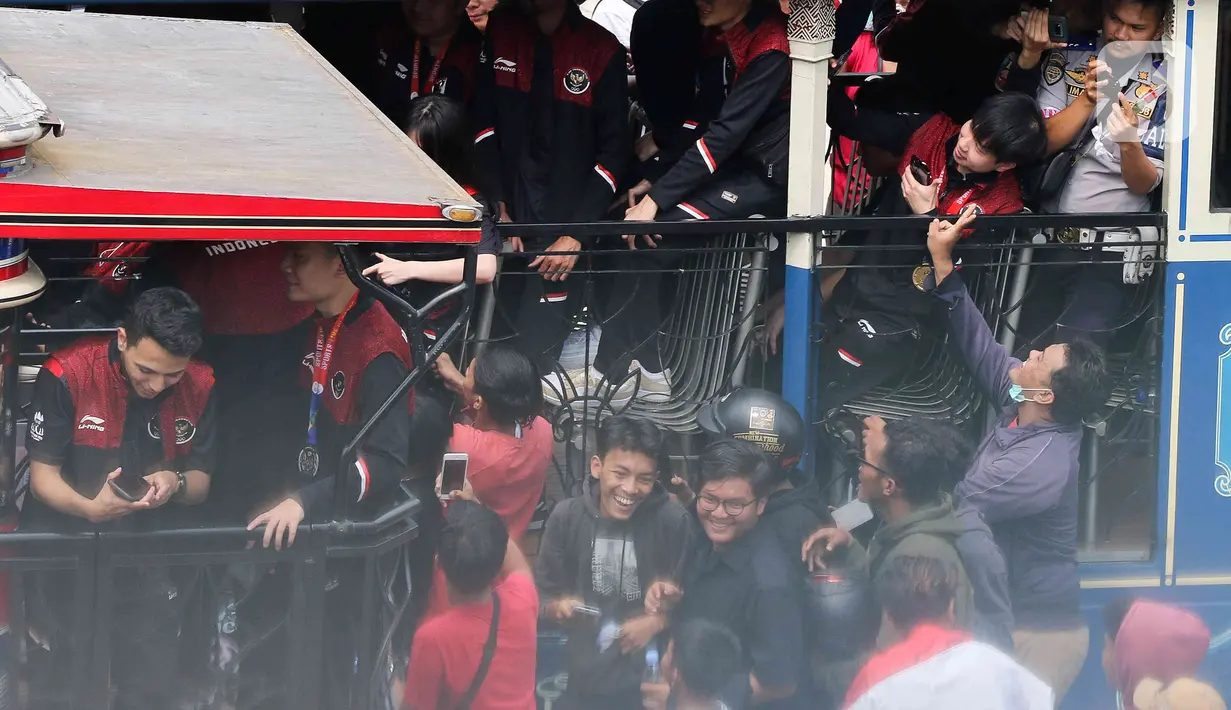 Konvoi timnas U-22 Indonesia dan para atlet lainnya dimulai dari kantor Kementerian Pemuda dan Olahraga dan berlanjut ke arah Hotel Le Meridien, Jakarta. (Liputan6.com/Herman Zakharia)