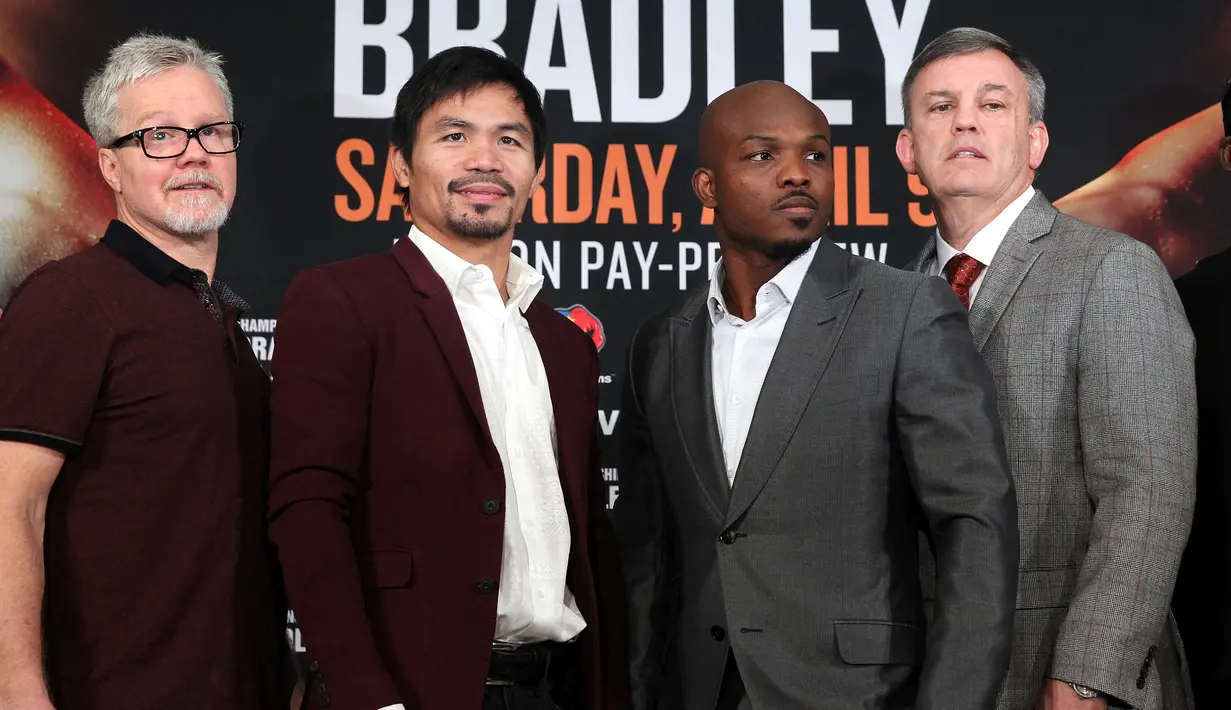 Manny Pacquiao dan Timothy Bradley berpose dengan pelatih mereka Freddie Roach dan Teddy Atlas saat konferensi pers pengumuman resmi pertarungan mereka di Beverly Hills, California, USA (19/1/2016). (AFP/CHRIS FARINA)