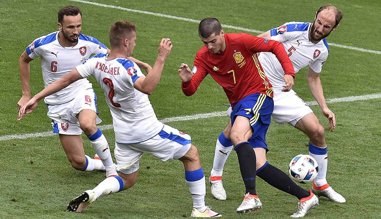Bomber Spanyol, Alvaro Morata, berusaha lepas dari hadangan pemain Republik Ceska. Tim Matador langsung mengambil inisiatof menyerang sejak babak pertama. (AFP/Pascal Pavani)