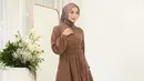 <p>Atau untuk kamu yang butuh tampilan lebih kasual, namun tetap terkesan elegan, di sini Citra Kirana terlihat mengenakan flowy long dress berwarna cokelat polos, dengan detail belt di bagian pinggang dan payet untuk mempermanis area dada. Foto: Instagram.</p>