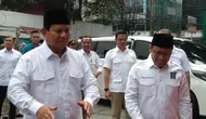 Ketua Umum PKB Muhaimin Iskandar alias Cak Imin menyambut kedatangan Presiden terpilih 2024-2029 Prabowo Subianto di Kantor DPP PKB, Jakarta, Rabu (24/4/2024). (Foto: Merdeka.com/Alma Fikhasari).