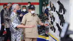 Menteri Pertahanan Prabowo Subianto (kanan) mendampingi Perdana Menteri Malaysia Dato' Sri Ismail Sabri Yaakob melihat-lihat senjata saat mengunjungi kantor pusat PT Pindad (Persero) di Bandung, Jawa Barat, Kamis (11/11/2021). (Foto: Tim Dokumentasi Menhan Prabowo)