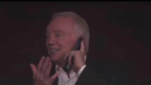 [Bintang] 4 Orang Tersukses di Dunia yang Masih Menggunakan Ponsel Jadul