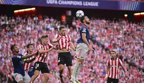Mikel Merino (Arsenal) dan Andoni Gorosabel (Athletic Bilbao) melompat berebut bola dalam laga pembuka Liga Champions di San Mames, Spanyol, 16 September 2025. (AP Photo/Miguel Oses)
