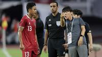 Pelatih Timnas Indonesia U-20, Shin Tae-yong, memberikan arahan kepada Dimas Juliano saat melawan Vietnam U-20 pada laga Grup F Kualifikasi Piala Asia U-20 2023 di Stadion Gelora Bung Tomo, Surabaya, Minggu (18/9/2022). (Bola.com/Ikhwan Yanuar)