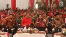 Presiden Jokowi (ketiga kanan), Wapres Jusuf Kalla (kiri), Presiden ke-3 BJ Habibie (kanan) dan Ketum PDIP Megawati Soekarnoputri (kedua kanan) saat Rakornas Tiga Pilar PDI Perjuangan di ICE BSD, Tangerang Selatan, (16/12). (Liputan6.com/Angga Yuniar)