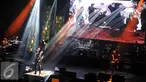Grup band rock legendaris, God Bless menggelar konser bertajuk Panggung Sandiwara God Bless di Jakarta, Jumat (7/8/2015). ini penampilan kedua Godbless sejak konser orkestra mereka yg pertama kali pada tahun 1975. (Liputan6.com/Panji Diksana)