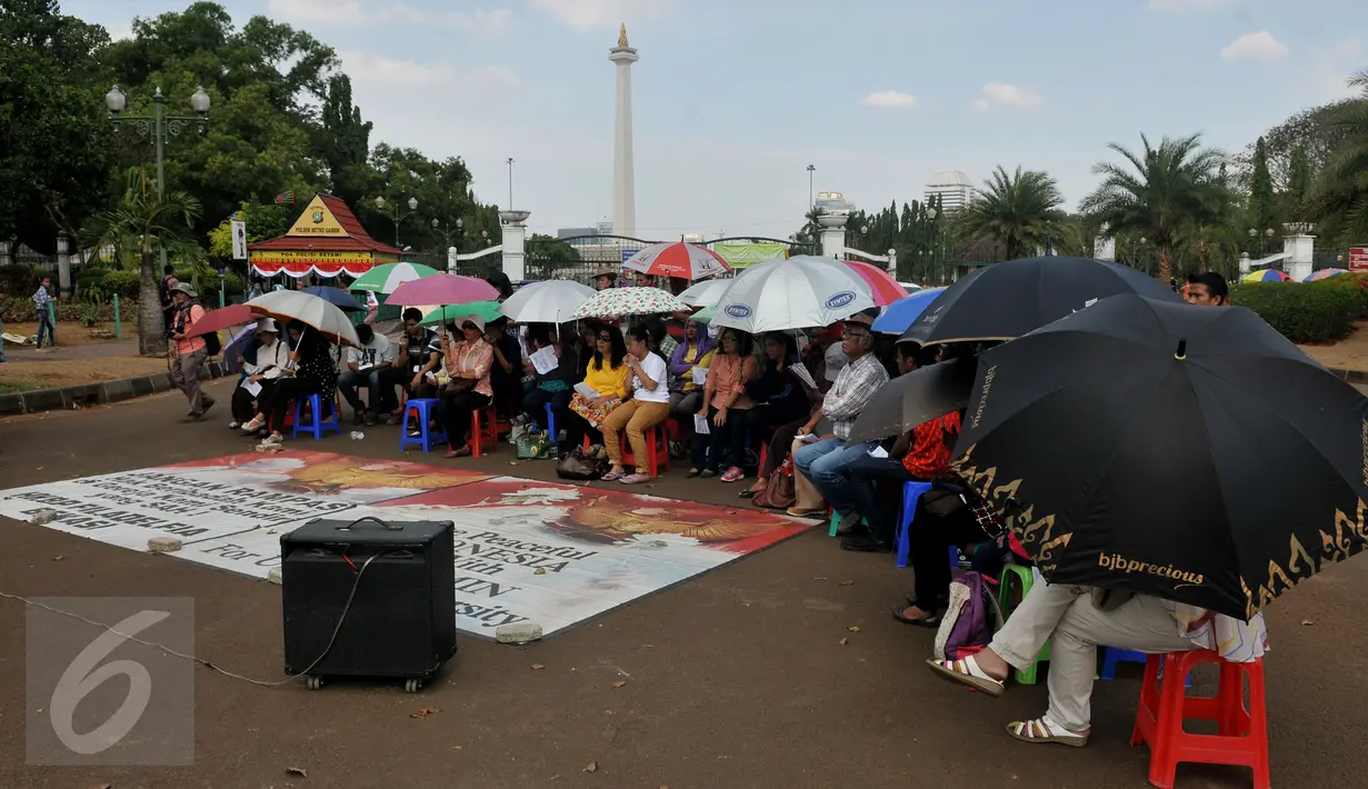 Jemaat GKI Yasmin dan HKBP Filadelfia kembali menggelar kebaktian di depan Istana Merdeka, Jakarta, Minggu (19/7/2015). Mereka berharap Presiden Jokowi berani menegakan hukum dan konstitusi terkait GKI Yasmin dan HKBP Fladelfia. (Liputan6.com/Johan Tallo)