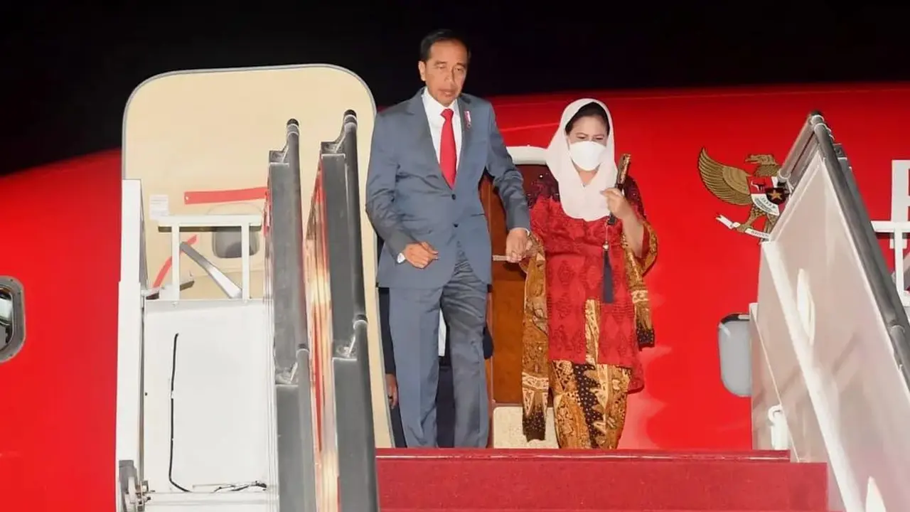 Ibu Negara Iriana Jokowi dan Presiden Jokowi di tangga pesawat. (Foto: Dok. Instagram terverifikasi @jokowi)