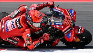 Pembalap Ducati, Marc Maruqez memacu motornya saat sesi Warm Up menjelang race MotoGP Mandalika 2025 di Sirkuit Internasional Pertamina Mandalika, Lombok, NTB, Minggu (5/10/2025). (AFP/Sonny Tumbaleka)