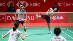 Pebulu tangkis ganda campuran Indonesia, Rinov Rivaldy/Lisa Ayu Kusumawati berusaha mengembalikan kok ke arah pasangan Jepang, Hiroki Midorikawa/Natsu Saito dalam laga semifinal Indonesia Masters 2025 di Istora Senayan, Jakarta, Sabtu (25/01/2025). (Bola.com/Bagaskara Lazuardi)