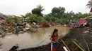 Penduduk mengecek kerusakan akibat hujan lebat dan banjir di Kota Oroquieta, Misamis Occidental (27/12/2022). Korban tewas akibat banjir di Filipina telah meningkat menjadi 25 orang, kata para pejabat pada 28 Desember, dengan badai diperkirakan akan menurunkan lebih banyak hujan di wilayah selatan dan tengah yang paling terpukul. (Photo by Handout/Angelica Villarta/AFP)