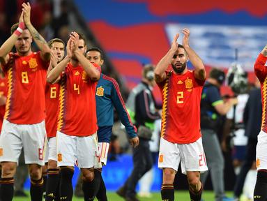 Para pemain Spanyol menyapa suporter usai mengalahkan Inggris pada laga UEFA Nation League di Stadion Wembley, London, Sabtu (8/9/2018). Inggris kalah 1-2 dari Spanyol. (AFP/Glyn Kirk)