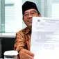 Ketua BPK RI, Harry Azhar Azis menunjukkan surat pemanggilan dirinya oleh Dirjen Pajak di Jakarta, Jumat (15/4/2016). Harry dipanggil untuk melakukan klarifikasi SPT SPT Tahunan PPh Op 2015. (Liputan6.com/Helmi Fithriansyah)