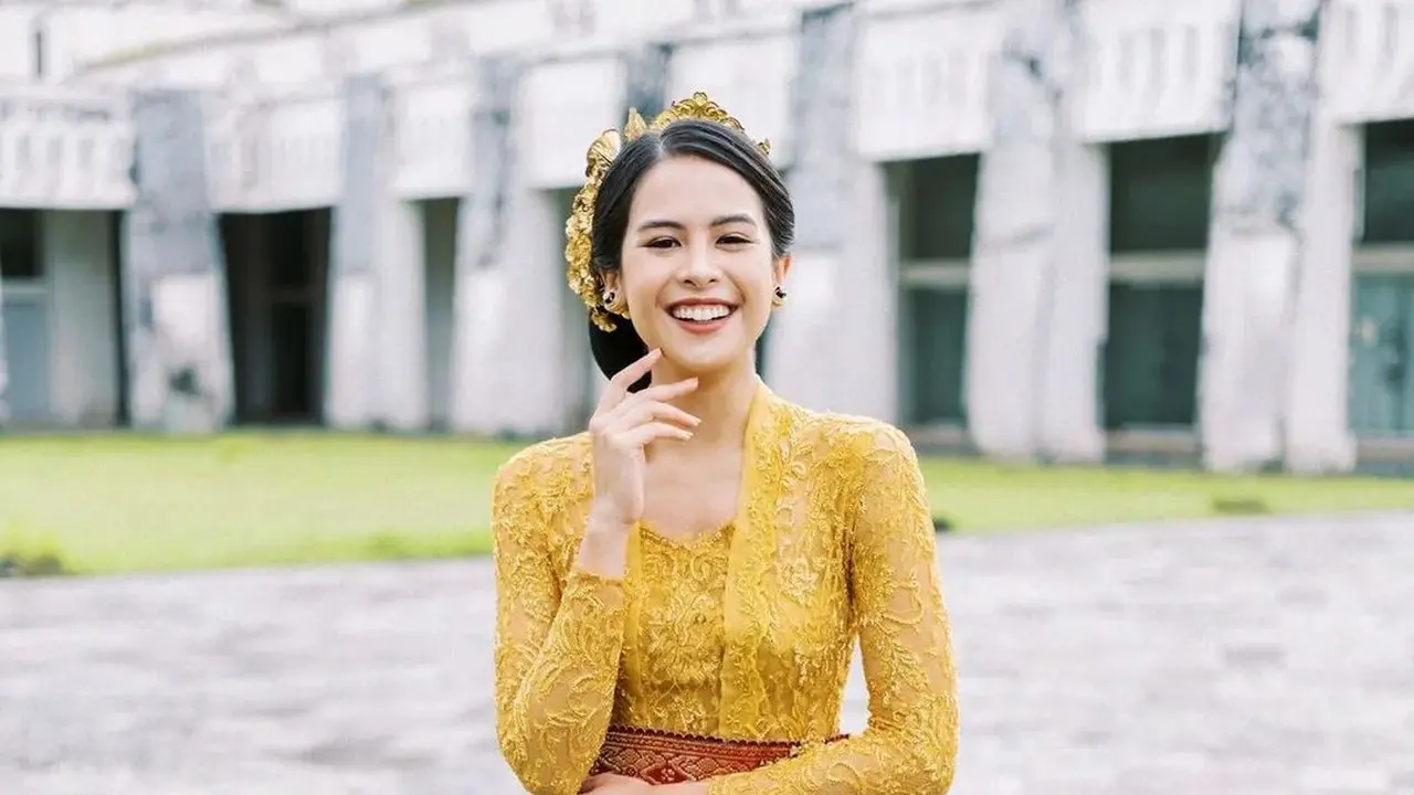 Begini penampilan Maudy Ayunda saat acara G20 di Bali. Dengan kebaya berwarna kuning, dipadu senteng maron, dan kain songket biru. (Foto: Instagram/@didietmaulana)