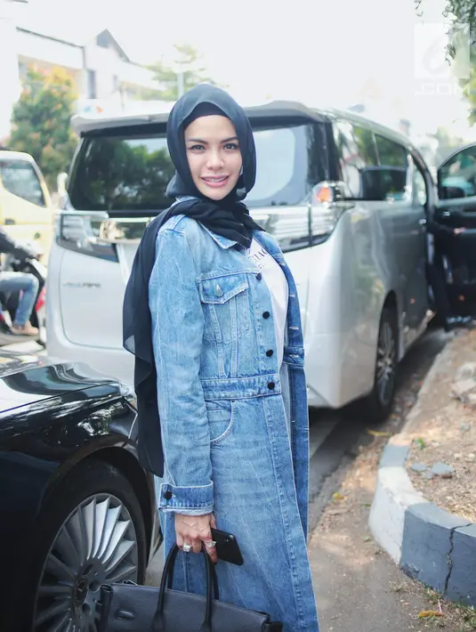 Nikita Mirzani tersenyum usai memberikan keterangan di Polres Metro Jakarta Selatan, Selasa (2/10). Nikita dipanggil pihak kepolisian untuk menjalani pemeriksaan laporan terkait penggelapan barang-barang milik Dipo Latief. (Liputan6.com/Faizal Fanani)