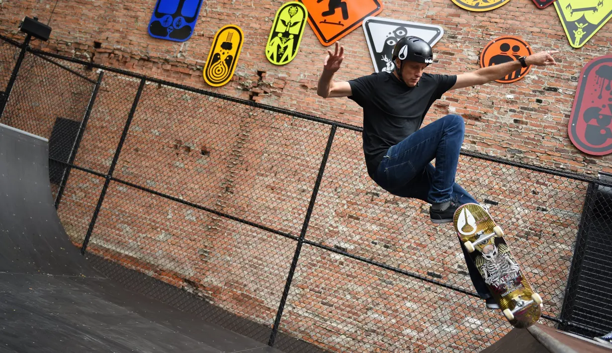 Aksi legenda skateboard Tony Hawk saat bermain di skate park Wayfinding di pusat kota Detroit (15/8). Hawk dan para pemain skateboard muda menguji skate park rancangannya. (Tanya Moutzalias/Ann Arbor News-MLive.com Detroit via AP)