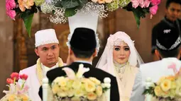 Nuri Maulida dan Pandu Kesuma Dewangsa saat menjalani prosesi ijab kabul di Masjid Al-Ittihaad, Jakarta, Minggu (9/11/2014). (Liputan6.com/Panji Diksana)