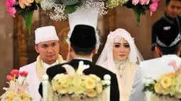 Nuri Maulida dan Pandu Kesuma Dewangsa saat menjalani prosesi ijab kabul di Masjid Al-Ittihaad, Jakarta, Minggu (9/11/2014). (Liputan6.com/Panji Diksana)