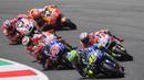 Pebalap Movistar Yamaha, Maverick Vinales (25), mencoba menyusul rekan setimnya, Valentino Rossi, saat balapan MotoGP Italia di Sirkuit Mugello, Minggu (4/6/2017).Vinales finis kedua sedangkan Rossi gagal podium. (EPA/Luca Zennaro)