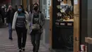 Orang-orang melintasi sebuah jalan di Beirut, Lebanon, 30 November 2020. Menteri Kesehatan Lebanon Hamad Hassan pada Minggu (29/11) mengumumkan bahwa kebijakan karantina wilayah (lockdown) akan dicabut secara bertahap mulai Senin (30/11). (Xinhua/Bilal Jawich)