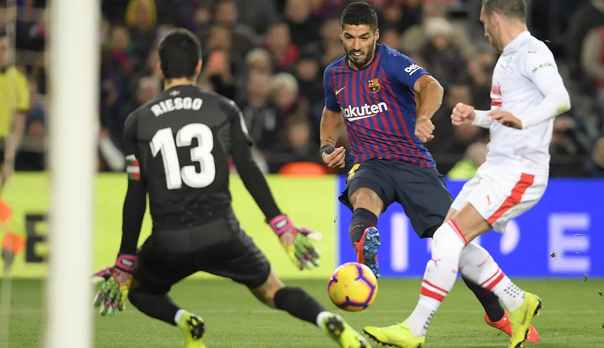 Proses terjadinya gol dari kaki Luis Suarez pada laga lanjutan La Liga yang berlangsung di stadion Camp Nou,  Senin (14/1). Barcelona menang 1-0 atas Eibar (AFP/Lluis Gene)