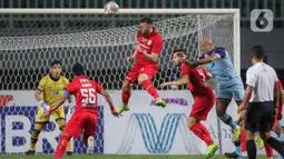 Penyerang Persija Jakarta, Marco Simic (atas) berusaha berusaha mencetak gol saat laga pekan keempat BRI Liga 1 2021/2022 melawan Persela Lamongan di Stadion Pakansari, Bogor, Jumat (24/09/2021). Persija Jakarta membungkam Persela Lamongan 2-1. (Bola.com/Bagaskara Lazuardi)