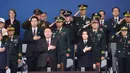Presiden Korea Selatan Yoon Suk Yeol (tengah depan kiri) dan istrinya Kim Keon Hee memberi hormat kepada bendera nasional dalam upacara peringatan ke-75 Hari Angkatan Bersenjata Korea di Seongnam pada tanggal 26 September 2023. (KIM HONG-JI/POOL/AFP)
