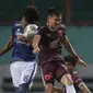 Pemain Persib Bandung, Achmad Jufriyanto (kiri) berduel udara dengan pemain PSM Makassar, Sutanto Tan dalam laga pekan ke-6 BRI Liga 1 2021/2022 di Stadion Wibawa Mukti, Cikarang, Sabtu (02/10/2021) WIB. Kedua tim bermain imbang 1-1. (Bola.com/Bagaskara L