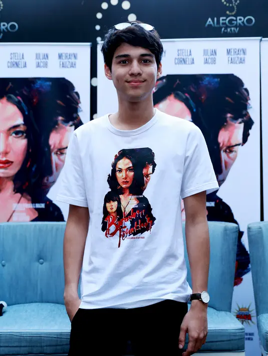 Film ‘Bidadari Terakhir’ mengisahkan cinta antara anak SMA (Maxime Bouttier) dengan PSK (Whulandary Herman). Mereka menjalin cinta tanpa mengenal batasan usia dan status sosial. (Wimbarsana/Bintang.com)