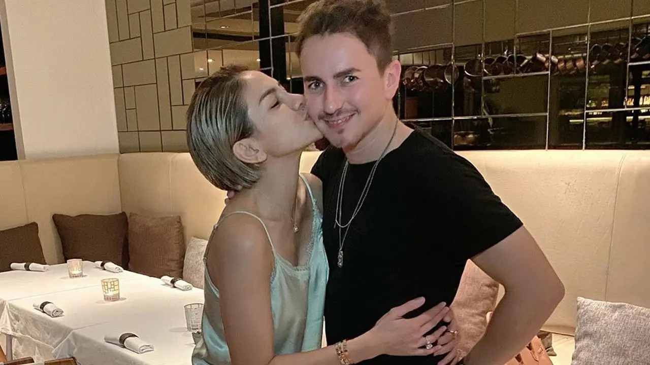 Momen Nikita Mirzani Foto Bareng Artis Hollywood
