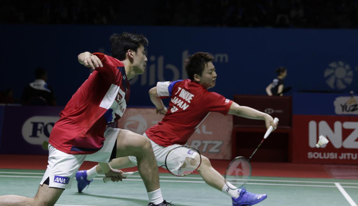Pasangan Jepang, Takuto Inoue/Yuki Kaneko, saat melawan wakil Indonesia, Kevin Sanjaya/Marcus Gideon, , pada Indonesia Open 2019 di Istora, Jakarta, Selasa (16/7). Pasangan Indonesia menang 20-22, 21-16, 21-14. (Bola.com/M Iqbal Ichsan)