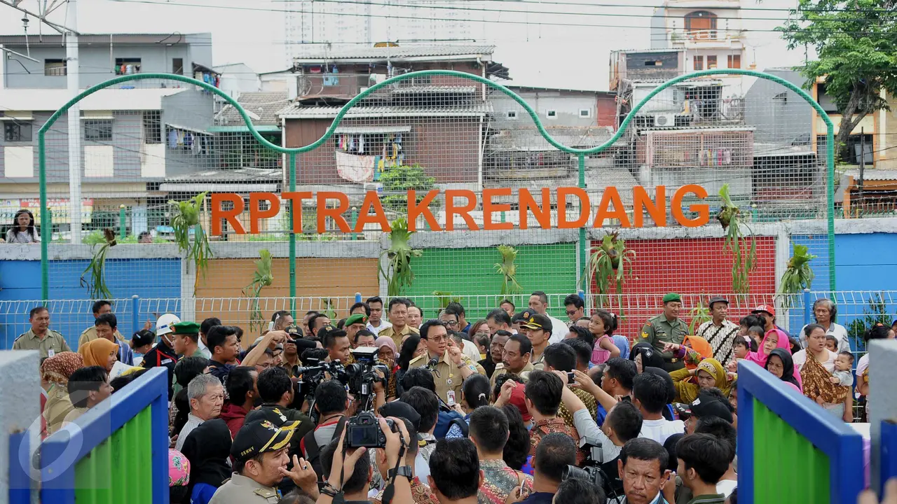 20160203-Ahok Lempar Bola saat Resmikan RPTRA Krendang