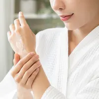 Ilustrasi perempuan menggunakan body lotion. (c) Shutterstock/Kmpzzz