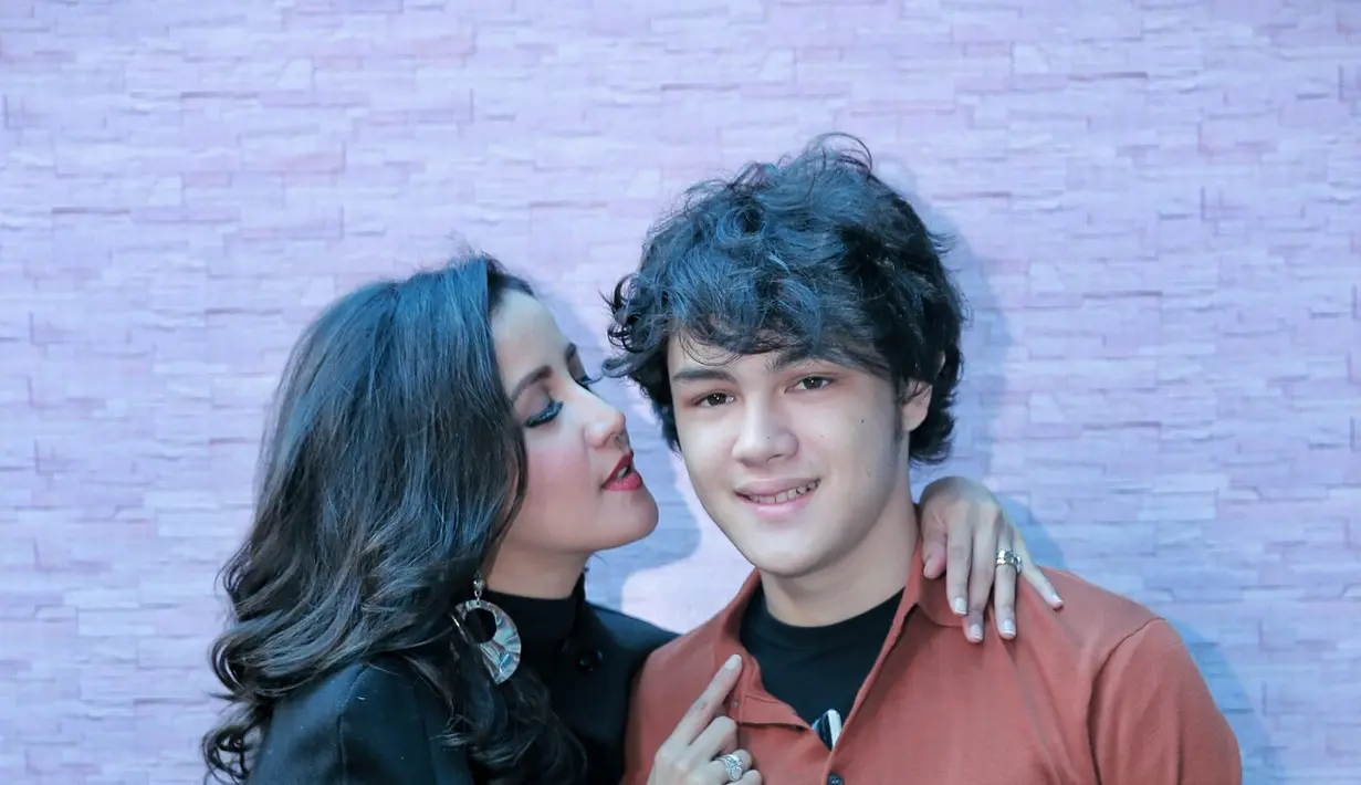 "Kalau aku sedang marah, sedang mendisiplinkan mereka, ingat ya mama bukan teman kamu, mama tetap orang tua kamu. Jadi perintah mama sudah kartu mati artinya nggak bisa diganggu gugat," tuturnya. (Adrian Putra/Bintang.com)