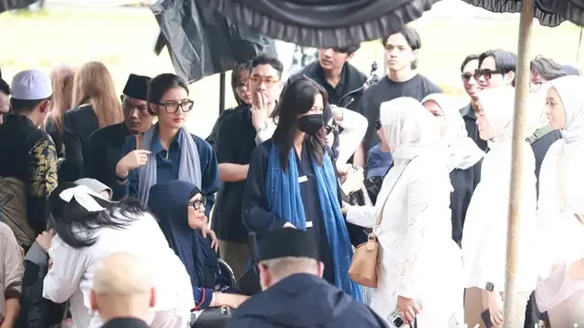 Potret Sheila Dara di Pemakaman Vidi Aldiano, Kenakan Pashmina Warna Biru