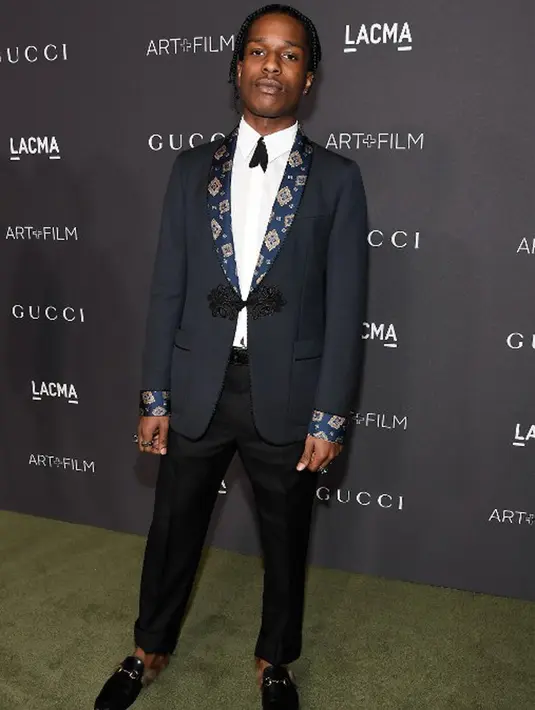 Kendall dan Rocky terlihat sedang berbelanja di flee market di Saint-Ouen, tak jauh dari Paris. Tidak hanya sekedar teman biasa, kedekatan mereka menunjukan adanya hubungan spesial yang sedang terjalin. (AFP/Bintang.com)