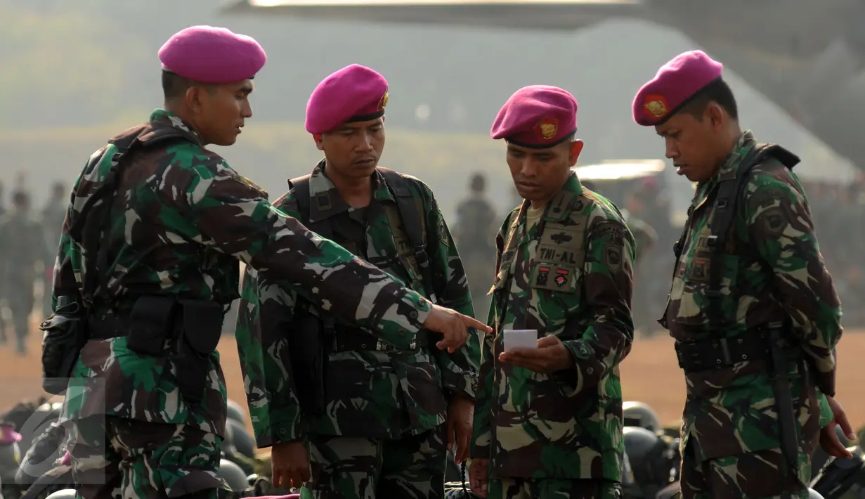 Beberapa perwira Korps Marinir yang tergabung dalam Satgas Pemadaman Kebakaran Hutan dan Lahan melakukan briefing jelang keberangkatan menuju Sumatera Selatan dari Lanud Halim Perdanakusuma Jakarta, Kamis (22/10/2015).(Liputan6.com/Helmi Fithriansyah)