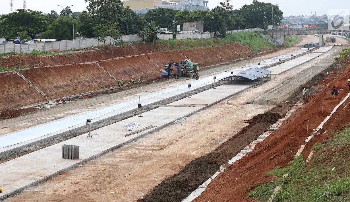 Pekerja beraktivitas di lokasi proyek Tol Cijago Seksi II di Depok, Jawa Barat, Rabu (27/2). Proses pembebasan lahan yang berlarut-larut hingga lebih dari delapan tahun menjadi penyebab proyek jalan tol tersebut molor. (Liputan6.com/Immanuel Antonius)