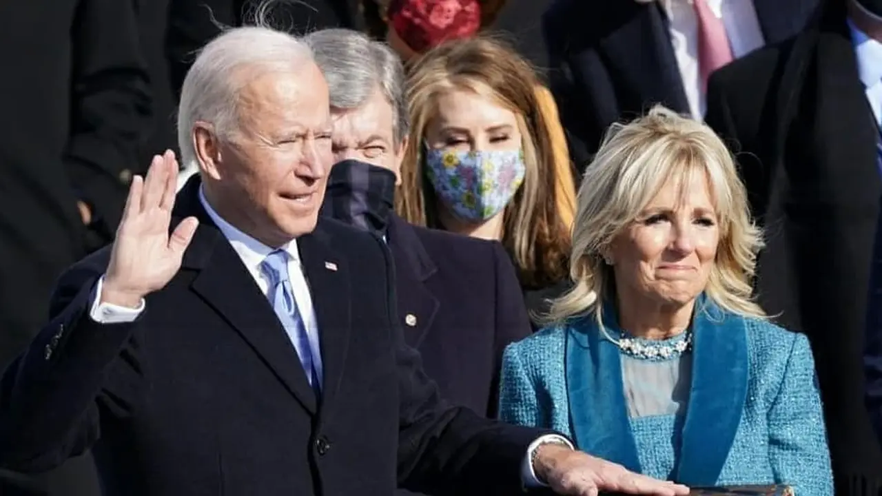 Bahasa Tubuh Joe Biden dan Jill yang Penuh Emosional di Pelantikan Presiden Amerika Serikat