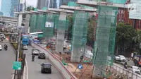Suasana konstruksi layang proyek LRT yang sepi dari aktivitas di kawasan Kuningan, Jakarta Selatan, Rabu (21/2). Presiden Jokowi meminta semua proyek konstruksi layang (elevated) dihentikan sementara. (Liputan6.com/Immanuel Antonius)